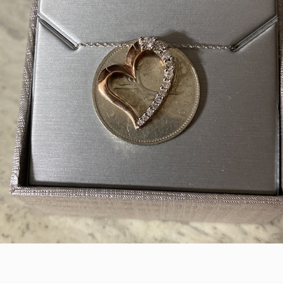 $150 EMT ๐โค๏ธpendant .25CT 10K Rose gold โค๏ธ and rose gold chain. Stamped 585 - Picture 2 of 15